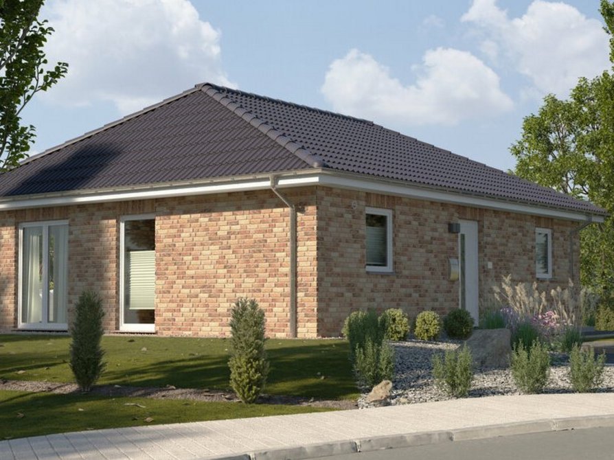 Der Bungalow 92 in der Variante Klinker Nr. 1 mit Blick von der Straße auf den Eingangsbereich mit Vorgarten und Seitenansicht mit bodentiefen Fenstern für ein helles und offenes Haus